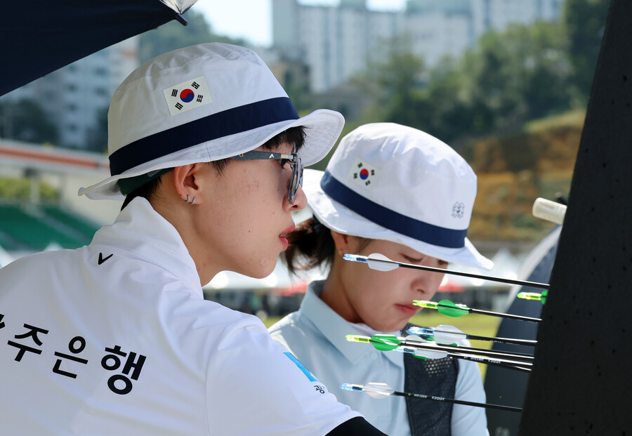 ▲ 1일 광주 남구 주월동 광주국제양궁장에서 열린 현대자동차 정몽구배 한국양궁대회에서 여자 리커브 예선에 출전한 안산이 과녁을 확인하고 있다.  ⓒ연합뉴스