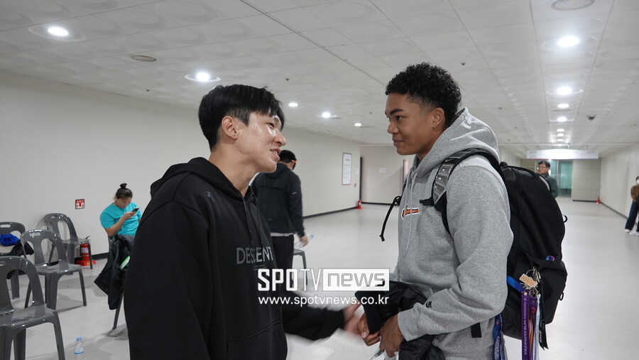 경기 후 나마디 조엘진을 축하하는 김국영