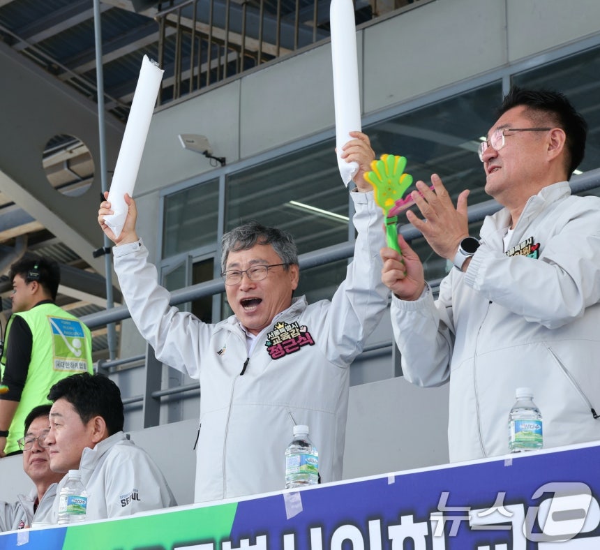 정근식 교육감의 응원모습 