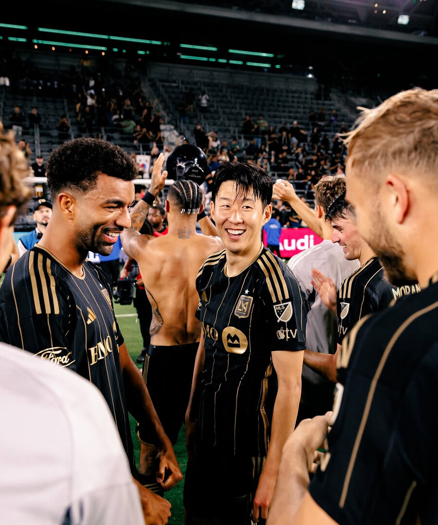 ▲ LA에서의 황금빛 시즌이 끝나면 올겨울 다시 유럽 축구계에 손흥민이 등장할지도 모른다. 손흥민이라는 이름 세 글자는 여전히 축구계의 중심에서 움직이고 있다. ⓒ LAFC