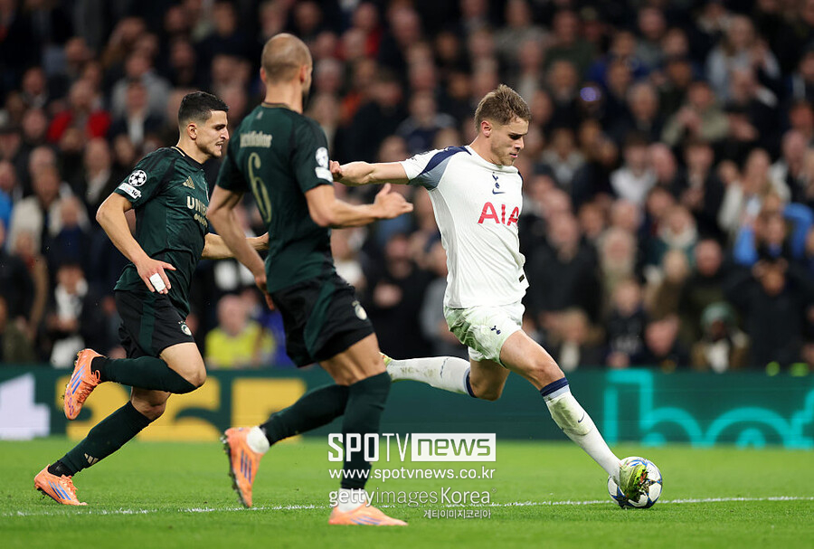 ▲ 토트넘 센터백 미키 판 더 펜이 수비수의 몸으로 골잡이보다 더 위협적인 존재가 됐다. 80m 단독 질주는 손흥민의 푸스카스상 수상 장면을 떠올리게 했다.