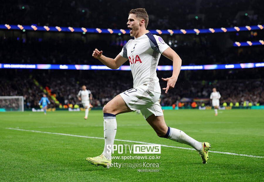 ▲ 토트넘 센터백 미키 판 더 펜이 수비수의 몸으로 골잡이보다 더 위협적인 존재가 됐다. 80m 단독 질주는 손흥민의 푸스카스상 수상 장면을 떠올리게 했다.