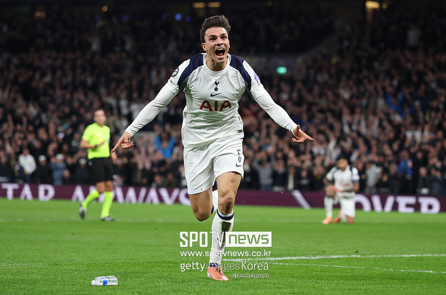 ▲ 토트넘 센터백 미키 판 더 펜이 수비수의 몸으로 골잡이보다 더 위협적인 존재가 됐다. 80m 단독 질주는 손흥민의 푸스카스상 수상 장면을 떠올리게 했다.
