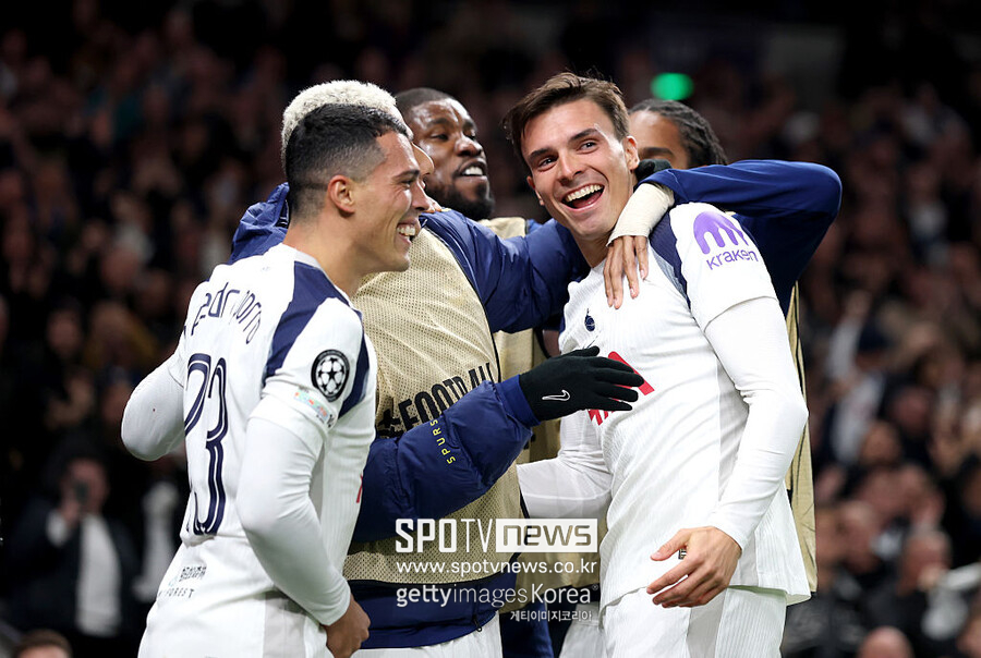 ▲ 토트넘 센터백 미키 판 더 펜이 수비수의 몸으로 골잡이보다 더 위협적인 존재가 됐다. 80m 단독 질주는 손흥민의 푸스카스상 수상 장면을 떠올리게 했다.