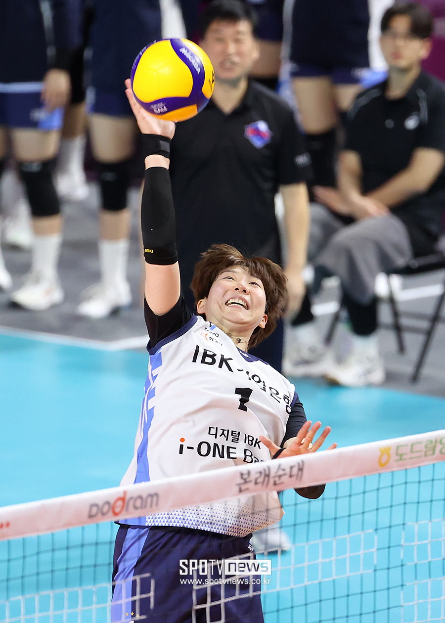 ▲ 여자프로배구 IBK기업은행 아웃사이드 히터 이소영이 어깨 수술로 인해 조기에 시즌 아웃됐다. 선수 본인의 요청으로 계약 해지도 결정됐다. ⓒ곽혜미 기자