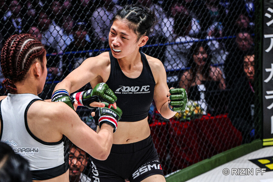 ▲ 이보미는 맷집과 투지로 보는 이들을 놀라게 했다. ⓒRIZIN FF