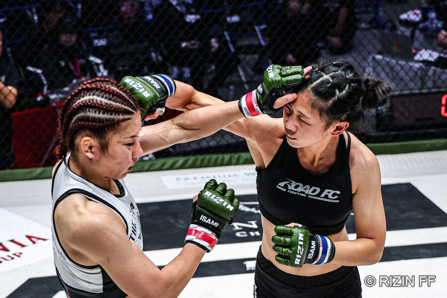 ▲ 케이트 로터스와 난타전을 펼친 이보미. ⓒRIZIN FF