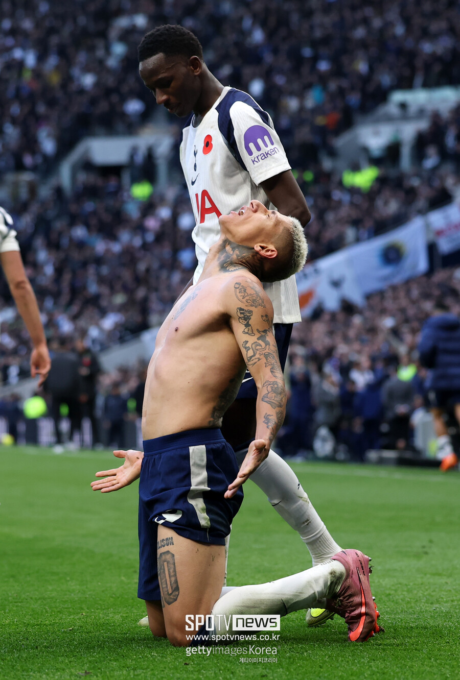▲ 토트넘과 맨유 모두 이길 수 있던 경기를 놓쳤다는 한숨이 절로 나올 결과다. 토트넘은 후반 추가시간 역전에 성공하고도 무승부에 그쳐야 했다. 맨유도 선제골을 넣고도 굳히는데 실패했기에 아쉬움이 크게 남는다.