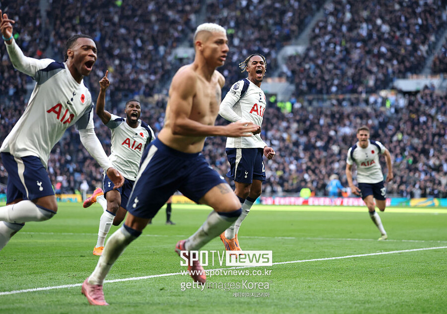 ▲ 토트넘과 맨유 모두 이길 수 있던 경기를 놓쳤다는 한숨이 절로 나올 결과다. 토트넘은 후반 추가시간 역전에 성공하고도 무승부에 그쳐야 했다. 맨유도 선제골을 넣고도 굳히는데 실패했기에 아쉬움이 크게 남는다.