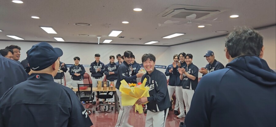 ▲ 한국 야구대표팀 선수들이 류지현 감독의 대표팀 사령탑 첫 승을 축하하고 있다. ⓒKBO