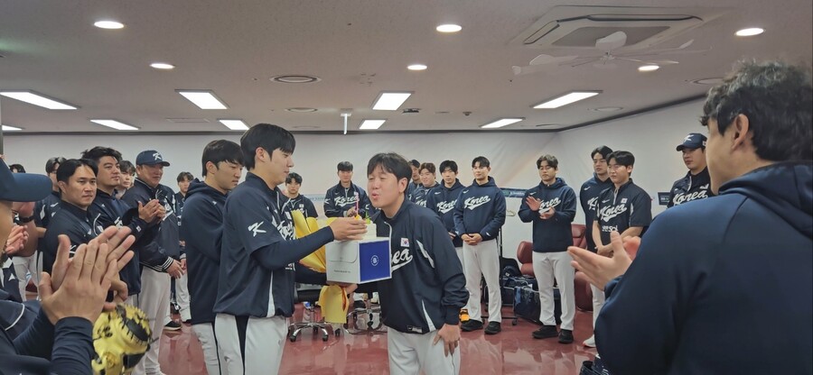 ▲ 한국 야구대표팀 선수들이 류지현 감독의 대표팀 사령탑 첫 승을 축하하고 있다. ⓒKBO
