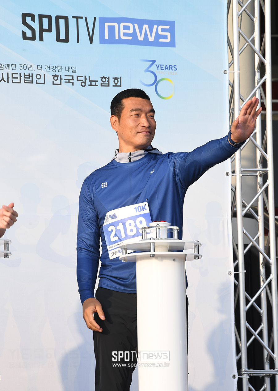 ▲ 현역 시절 부지런함의 대명사 조원희 전 축구 국가대표가 블루런에 등장해 참가자들로부터 환호 받았다.