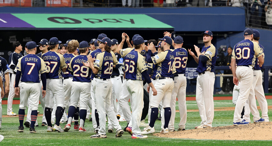 ▲ K 베이스볼 시리즈를 마치고 한국 야구 팬들에게 인사하는 체코 야구 대표팀. 체코는 내년 WBC(월드베이스볼클래식)를 넘어 2027년 프리미어12, 2028년 로스앤젤레스 올림픽까지 꾸준히 최고 수준 국제대회 참가에 도전한다.