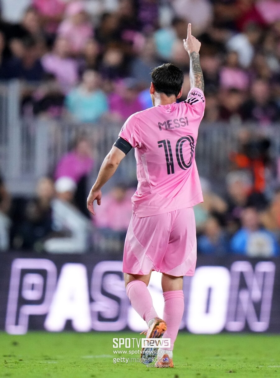 ▲ 메시가 동부 콘퍼런스 불을 지피는 불쏘시개라면 서부는 LAFC를 이끄는 손흥민이 해당 역할을 맡고 있다. LAFC도 준준결승에 안착한 상황. 월드컵 챔피언과 아시아 레전드가 맞붙는 북미 결승 시나리오에 미국 축구계가 거대한 관심을 쏟아내고 있다.