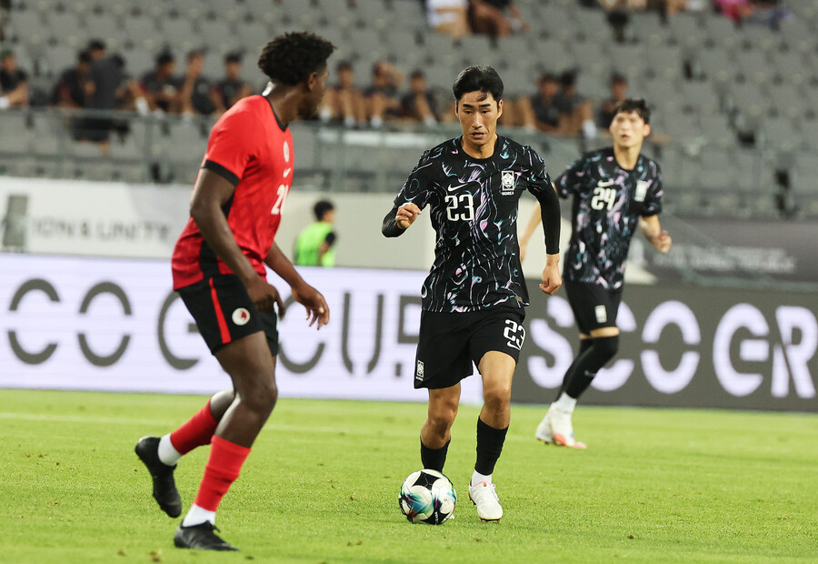▲ 홍명보 한국 축구대표팀 감독은 황인범에 대한 대체 발탁은 진행하지 않았지만 이동경과 백승호 부상 소식이 잇달아 전해지자 배준호, 서민우(사진 오른쪽)로 2~3선 공백을 급히 메웠다. ⓒ 연합뉴스