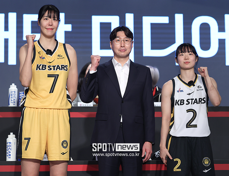 ▲ KB스타즈 박지수 김완수 감독 강이슬 ⓒ곽혜미 기자