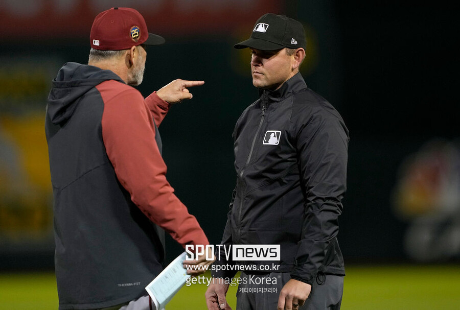 ▲ 토리 러벨로 감독과 브록 발루 심판.