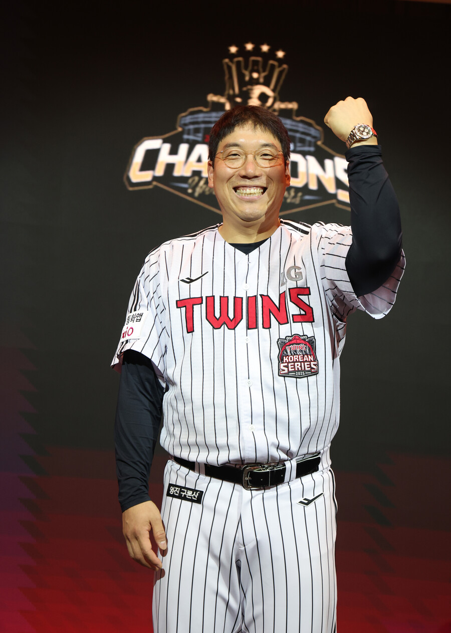 ▲ 시계를 받고 기뻐하는 김현수. ⓒ LG 트윈스