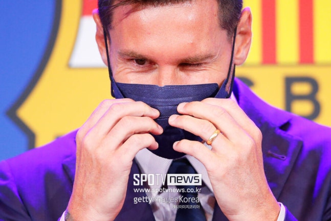 ▲ 유스 출신으로 바르셀로나를 통해 세계 최고의 선수가 된 메시는 원클럽맨이 당연해 보였다. 그러나 2021년 여름 바르셀로나의 재정 악화가 극심해지면서 재계약을 할 수 없는 상황에 놓였다. 결국 메시는 눈물을 흘리며 바르셀로나를 떠났고 아직도 작별인사를 못하고 있다.