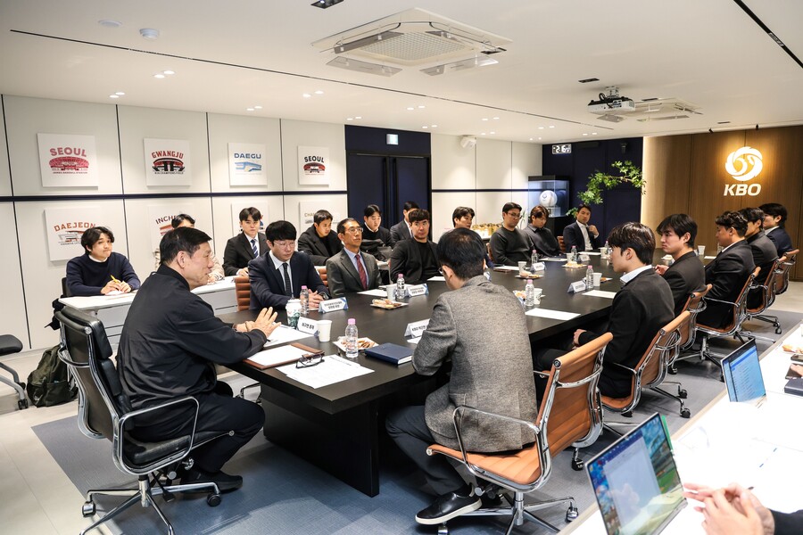 ▲ KBO 허구연 총재와 한국프로야구선수협회 양현종 회장 및 대표 선수들이 간담회를 가졌다. ⓒKBO