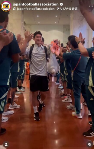 ▲ U-17 카타르 월드컵에서 같은 숙소에 묵고 있는 일본 대표팀과 멕시코 대표팀의 만남이 화제를 모았다. 두 번째 경기에서 멕시코가 코트디부아르를 1-0으로 꺾고 호텔로 돌아오자 일본 선수들이 박수를 쳤다. 일본이 포르투갈을 꺾자 멕시코도 같은 방식으로 축하했다. ⓒ 일본축구협회