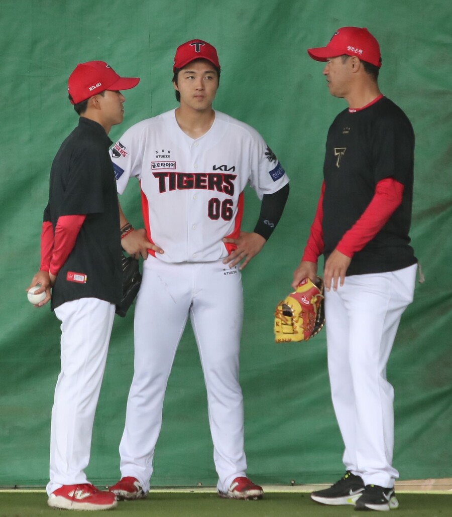 ▲ 타카하시 켄 코치와 하체 움직임 및 밸런스와 관련해 많은 이야기를 하며 기량을 업그레이드하고 있는 장민기 ⓒKIA타이거즈