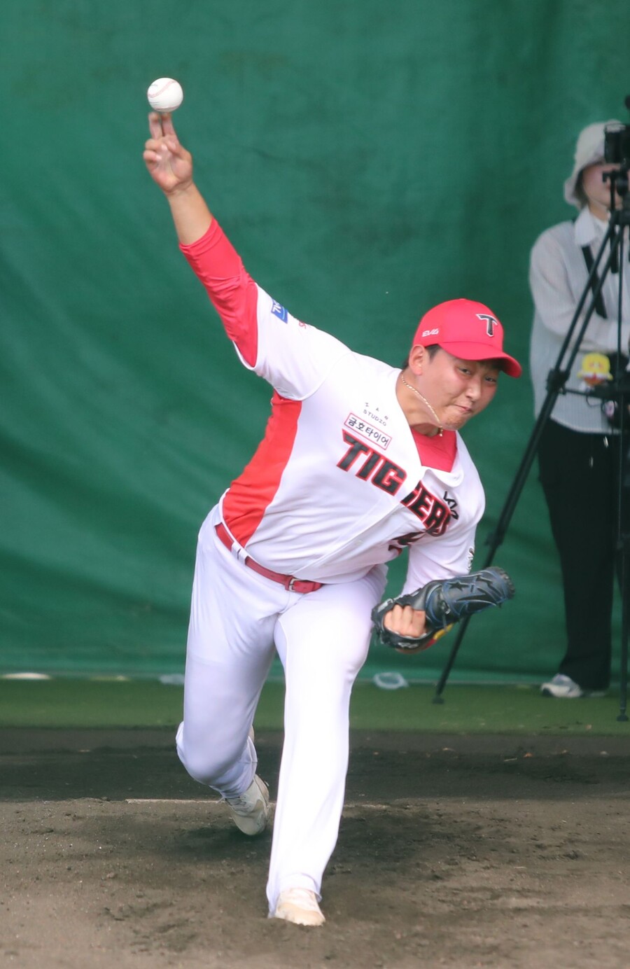 ▲ 팔 높이 수정을 거치고 있는 김정엽은 이 과정을 마무리캠프에 완성해 내년 1군 무대에 도전장을 내민다는 계산이다 ⓒKIA타이거즈