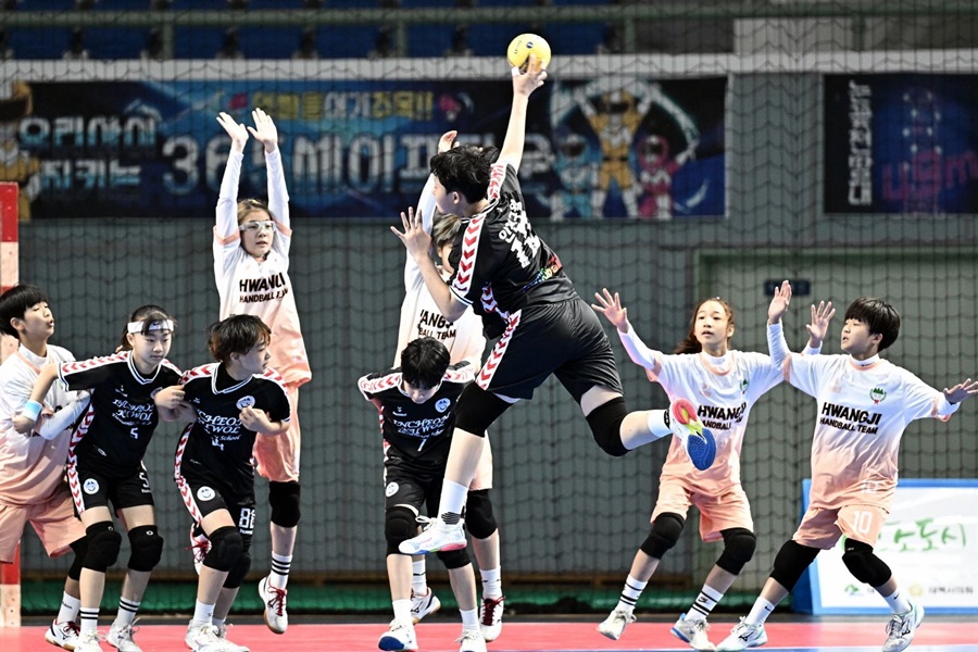 체육은 의료비 절감과 청소년 신체 발달, 지역 공동체 회복 등 사회 전 분야와 긴밀하게 연결되어 있다.  