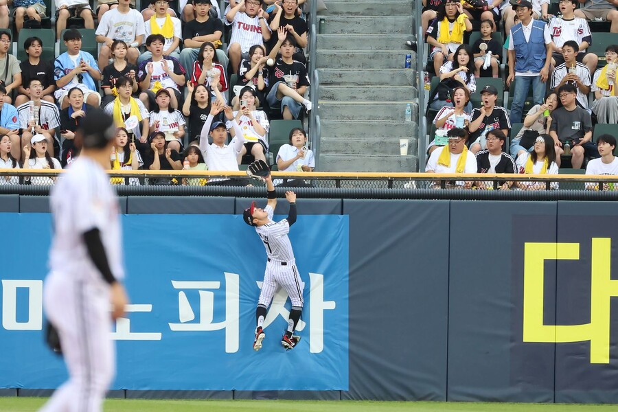 ▲ 2사 무사 상황에서 김재환의 홈런성 타구를 환상적인 수비로 건져내고 있는 박해민 ⓒLG트윈스