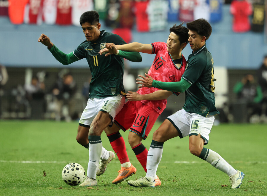 ▲ 14일 대전월드컵경기장에서 열린 남자축구 국가대표 A매치 평가전 대한민국과 볼리비아의 경기. 이강인이 가브리엘 비야밀 등과 볼다툼을 벌이고 있다. ⓒ연합뉴스
