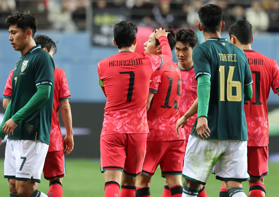 ▲ 14일 대전월드컵경기장에서 열린 남자축구 국가대표 A매치 평가전 대한민국과 볼리비아의 경기. 손흥민이 옐로카드를 받은 이강인과 대화하고 있다. ⓒ연합뉴스