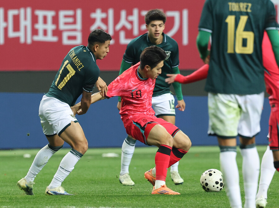 ▲ 14일 대전월드컵경기장에서 열린 남자축구 국가대표 A매치 평가전 대한민국과 볼리비아의 경기. 한국 이강인이 상대 선수들에게 태클을 당하고 있다. ⓒ연합뉴스