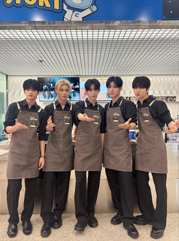 ▲ 14일 일일카페를 열고 수험생들을 응원한 나우즈. 제공|큐브엔터테인먼트