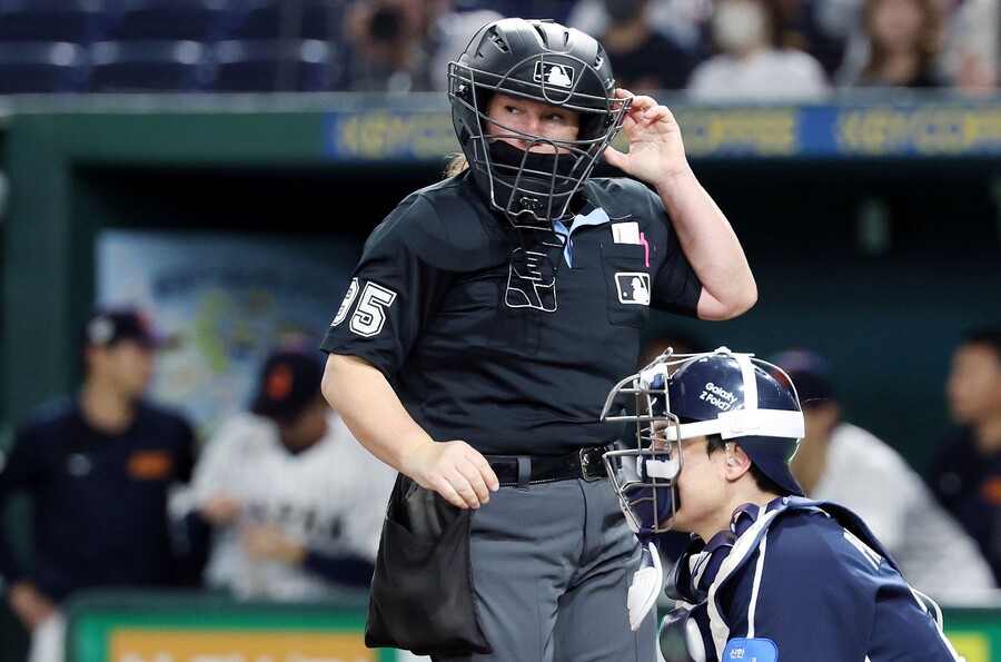 ▲ 경기 진행에서 미숙한 모습을 드러낸 젠 파월 주심 ⓒ연합뉴스