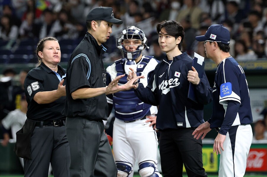 ▲ 심판 판정에 항의하는 류지현 대표팀 감독 ⓒ연합뉴스