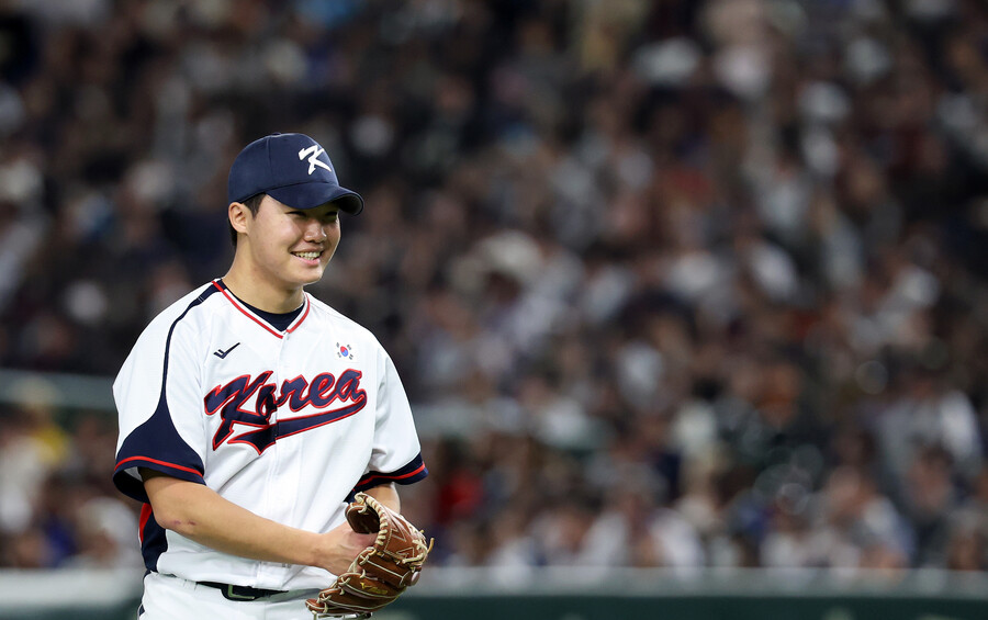 ▲ 한국 야구대표팀 우완투수 정우주가 16일 일본 도쿄돔에서 열린 일본 대표팀과의 평가전에 선발 등판해 이닝을 마친 뒤 미소 짓고 있다.  ⓒ연합뉴스