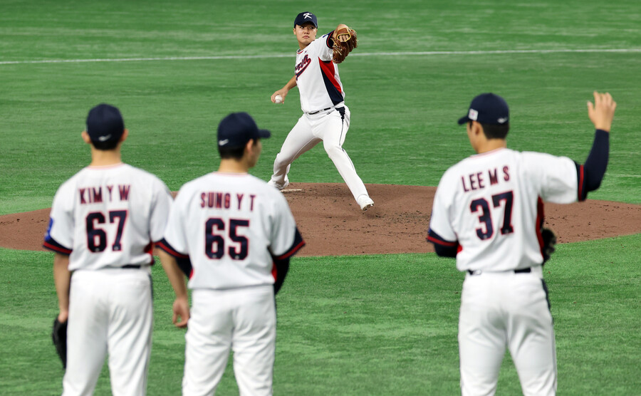 ▲ 한국 야구대표팀 우완투수 정우주가 16일 일본 도쿄돔에서 열린 일본 대표팀과의 평가전에 선발 등판해 투구하고 있다.  ⓒ연합뉴스
