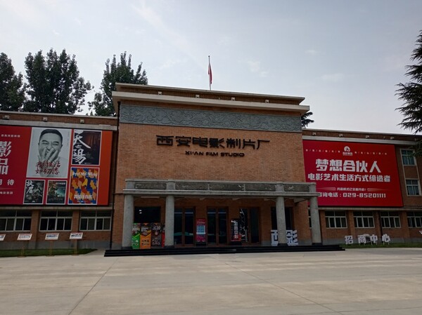 ▲ 더해리미디어가 한국형 숏드라마의 중국 시장 진출을 위한 전략적 행보에 본격 나섰다. 서부영화그룹은 1958년 설립된 중국 서북지역 최대의 국가급 영화제작 기관으로, 300편 이상의 영화와 다수의 국제영화제 수상작을 배출했다. 서안을 기반으로 영화·드라마 제작뿐 아니라 문화콘텐츠·영상산업 단지 운영으로 영역을 확장하며 중국 영화 산업의 핵심 역할을 수행하고 있다. 최근에는 AI·XR 등 첨단기술과 문화관광을 결합해 전통 스튜디오에서 종합 미디어·콘텐츠 기업으로 성장하고 있다. 제공|더해리미디어