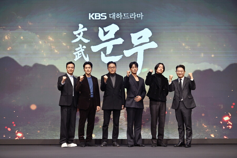 ▲ 정웅인, 김강우, 김영조 감독, 이현욱, 장혁, 조성하(왼쪽부터). 제공| KBS