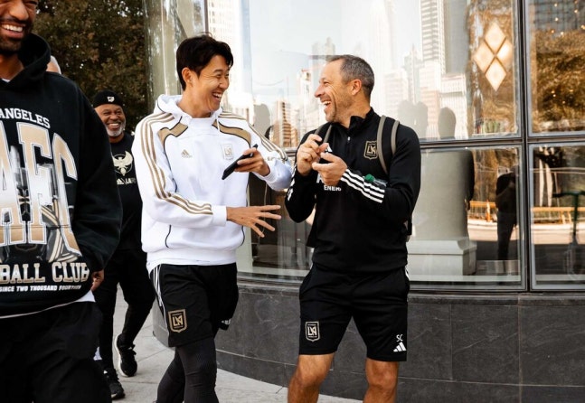 ▲ 밴쿠버가 LAFC전에 대한 기대감이 상당하다. 일찌감치 이번 준결승을 글로벌 매치업으로 규정했다. 손흥민과 토마스 뮐러의 빅매치를 전면에 내세우며 팬들의 관심을 자극했고, 효과가 매진으로 즉시 나타났다. 자신들이 보유한 뮐러 영향도 있겠으나, MLS 사상 최고 인기를 향해 가는 손흥민의 존재감 없이는 이런 티켓 폭발은 불가능했다는 평가다. ⓒ LAFC