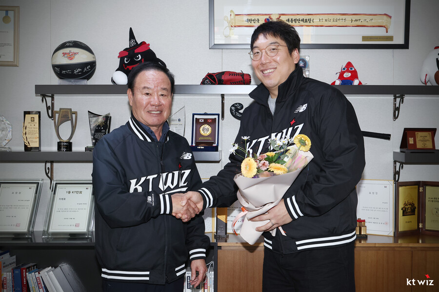 ▲ KT 위즈가 자유계약 시장에서 LG 트윈스 주축 타자였던 김현수를 영입하는 데 성공했다. ⓒKT 위즈