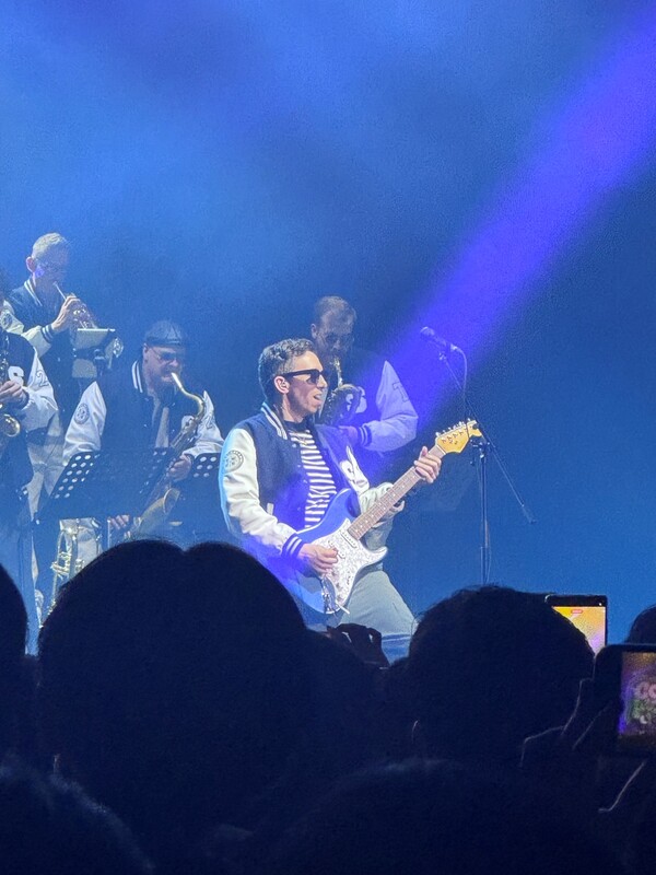 ▲ 지난 22일 열린 ‘러브 인 서울 2025’ 공연 앙코르 무대에서 코리웡과 그의 밴드 멤버 전원이 서울실용음악고등학교 점퍼를 입고 등장한 모습. 제공|서울실용음악고등학교