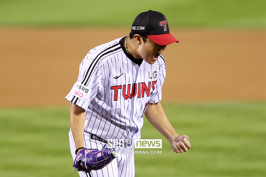 ▲ LG 왼손투수 송승기는 풀타임 선발 첫 시즌 11승 평균자책점 3.50으로 대활약하며 팀의 정규시즌 1위에 큰 힘이 됐다.  ⓒ곽혜미 기자