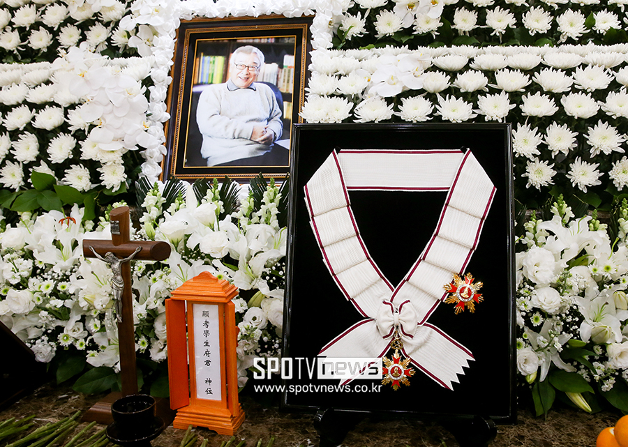 ▲ 고 이순재 빈소 금관문화훈장 ⓒ사진공동취재단