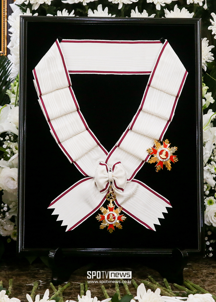 ▲ 고 이순재 빈소 금관문화훈장 ⓒ사진공동취재단