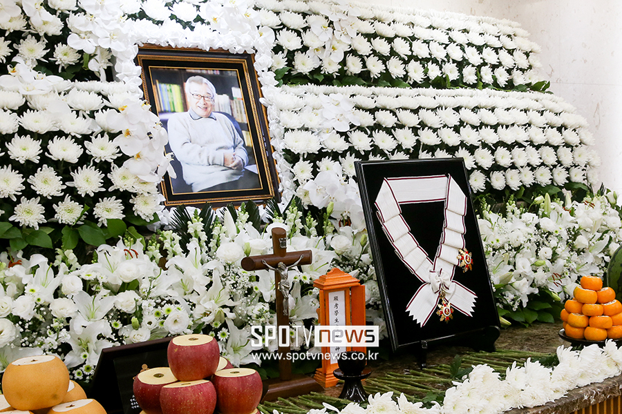 ▲ 고 이순재 빈소 금관문화훈장 ⓒ사진공동취재단