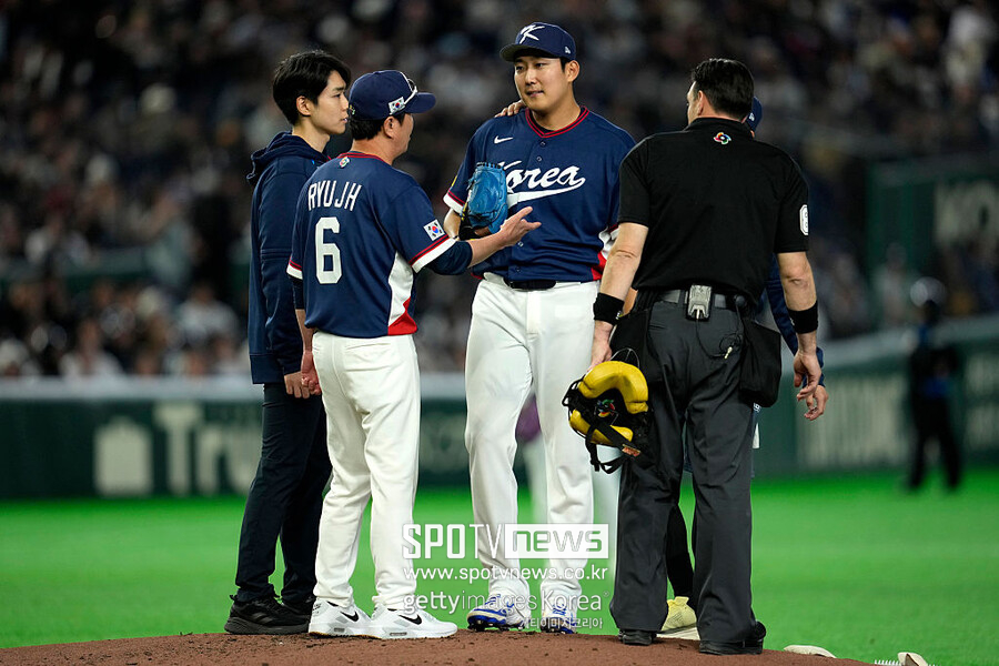 ▲ 류지현 감독이 마운드에 올라 손주영의 상태를 살피고 있다.