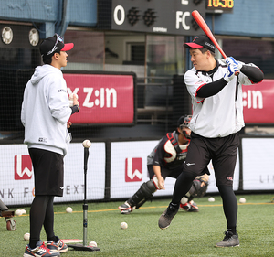 타격 훈련 중인 김현수