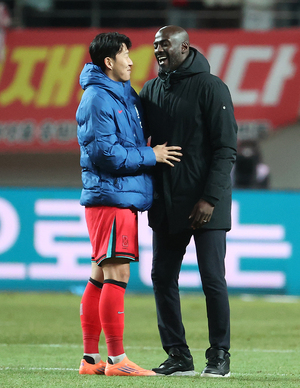 경기 후 인사 나누는 손흥민과 가나 감독