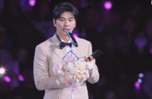 AAA 2025에서 수상 소감을 전하는 이이경